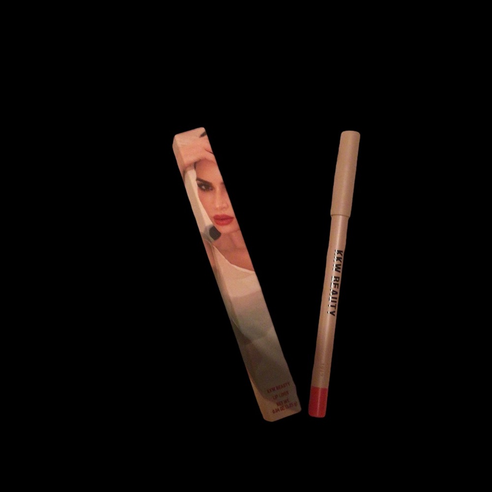 💋 KKW Beauty “Red 2” Lip Liner